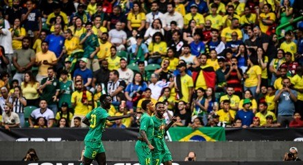 Senegaleses venceram o Brasil e fizeram a festa 