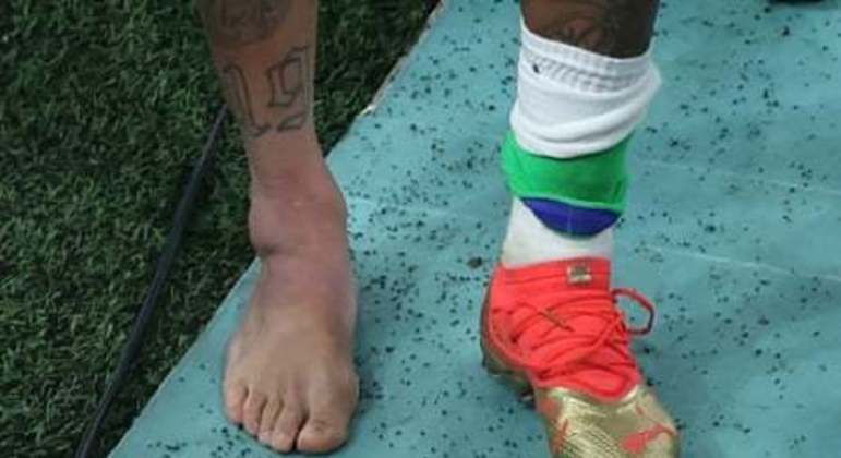 Brasil x Servia - Neymar