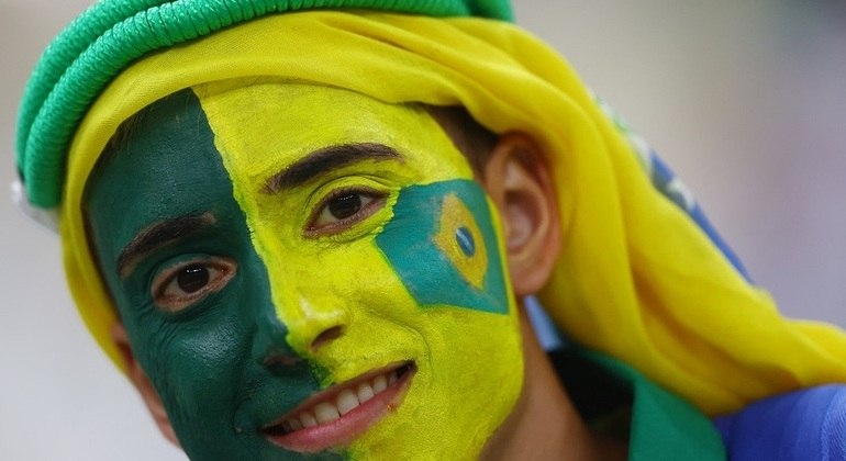 Torcedor no estádio Lusail Iconico à espera da estreia do Brasil