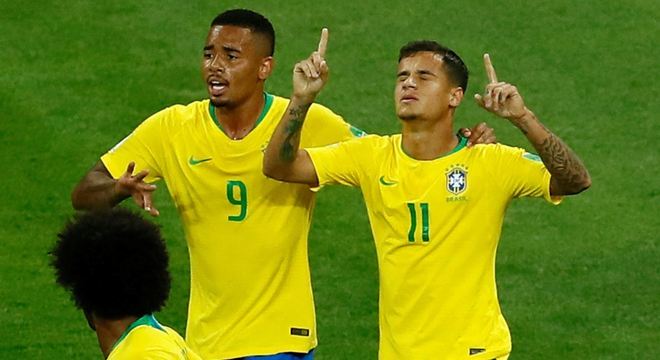 Gabriel Jesus e Coutinho comemoram gol do Brasil na estreia contra Suíça