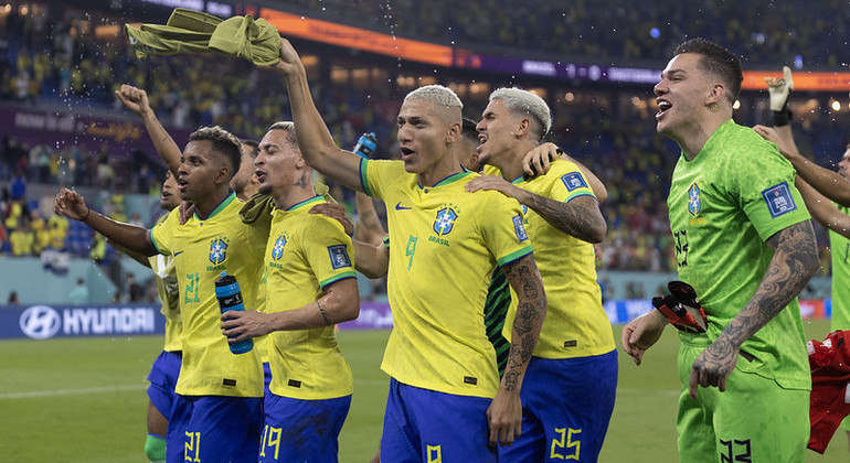 Joagdores da seleção brasileira comemoram vitória com torcedores no estádio 974