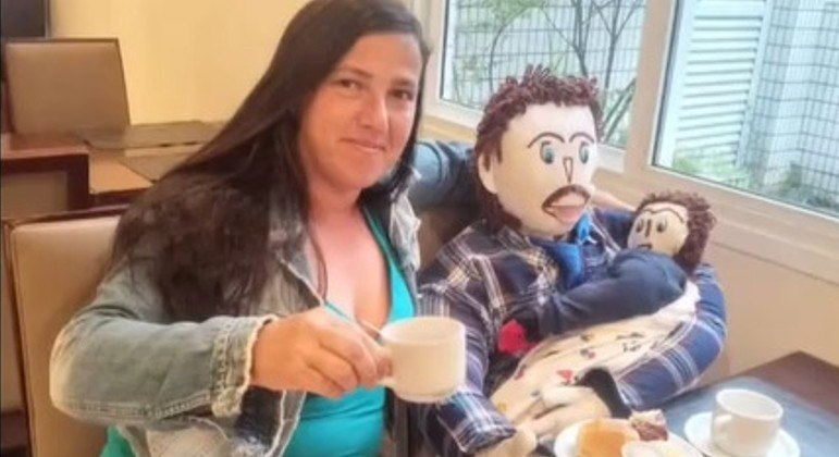 No entanto, mesmo vivendo intensamente esse grande amor, Meirivone revelou um ponto em que o companheiro precisa melhorar: 'Ele é preguiçoso. Não trabalha de jeito nenhum'Não vá embora! Mulher é comida pelos 20 gatos de estimação após morrer em casa