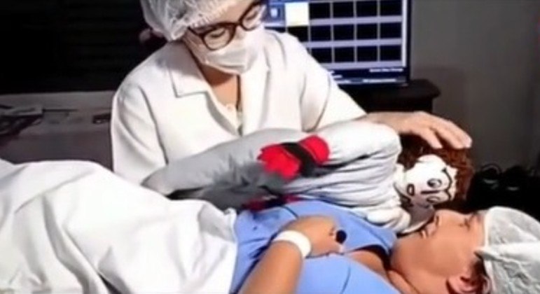 Marcelinho da Santinha, como a criança foi batizada, veio ao mundo em 21 de maio. O 'parto' durou aproximadamente 35 minutos, não teve nenhum contratempo e foi transmitido online para um público de mais de 200 pessoas