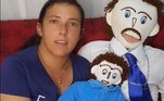 A brasileira Meirivone Rocha, 37, 'deu à luz' o primeiro filho do relacionamento com Marcelo, um boneco de pano
