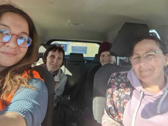 Clara ao lado de refugiados que aceitaram a sua ajuda para cruzar a fronteira da Ucr&acirc;nia e buscar um local seguro para se abrigar