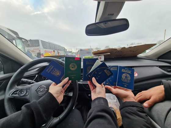 A primeira tentativa de cruzar a fronteira da Pol&ocirc;nia com refugiados ucranianos levou mais de 36 horas devido ao grande volume de carros que tentavam fugir do conflito