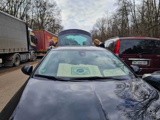 Assim que soube do in&iacute;cio da guerra, a brasileira alugou um carro para ajudar pessoas a sair da Ucr&acirc;nia e tamb&eacute;m para distribuir alimentos e rem&eacute;dios para aqueles que decidiram ficar