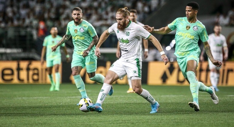Pitta e Murilo disputam a bola durante o jogo entre Palmeiras e Juventude no Allianz Parque