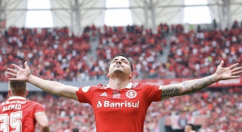 Corinthians prioriza busca por meia para ser sombra de Renato Augusto