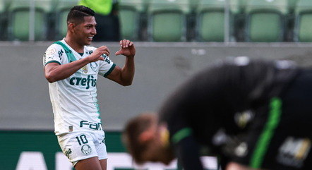 Rony comemorando gol pelo Palmeiras
