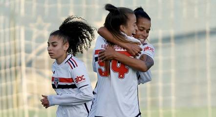 Jogadoras do São Paulo comemoram  a classificação