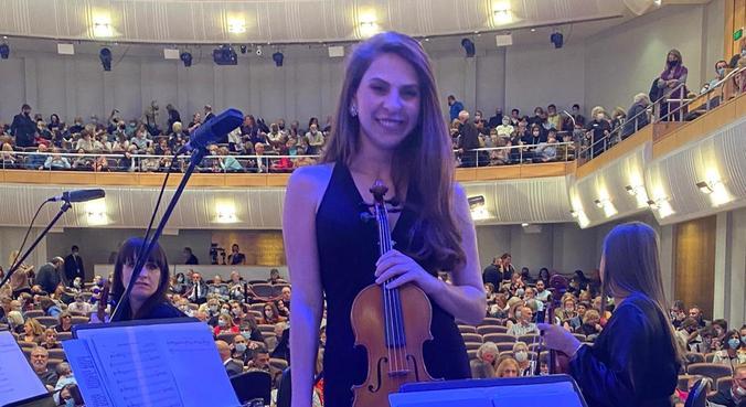 Violonista Anna Murakawa se apresentou em teatro para 2 mil pessoas
