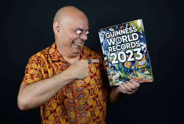 O talento especial de Sidney permitiu que ele conseguisse bater um recorde mundial dos olhos mais esbugalhados. Ele já garantiu um lugar único e especial no livro Guinness World Records 2023, que compila os mais diversos recordes do mundo