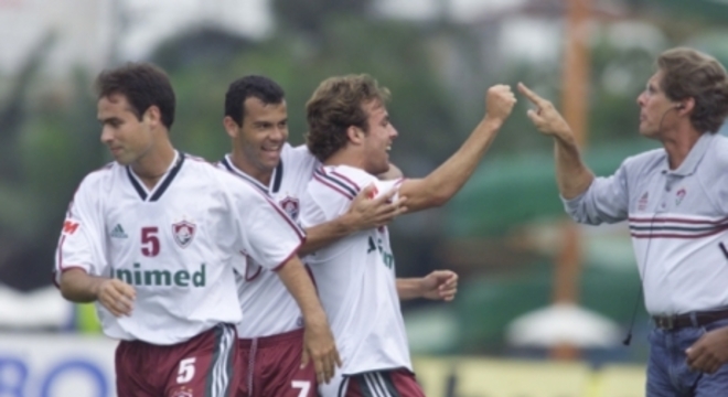  Brasileiro de 2001 - Palmeiras 2 x 6 Fluminense: O Tricolor impôs ao Verdão a sua pior derrota como mandante na história dos Brasileiros. Roger e Magno Alves fizeram dois gols, com Sidney e Roni fechando a goleada. A partida ficou marcada também pela briga entre Galeano e Fernando Diniz, culminando com uma confusão generalizada. 