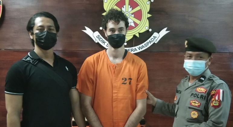 Alberto continua detido no aeroporto internacional de Bali