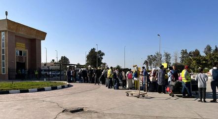 Brasileiros aguardam para deixar região na fronteira de Gaza com o Egito 
