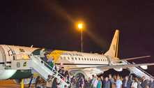 Brasileiros e familiares repatriados de Gaza chegam a Brasília e são recebidos por Lula; veja vídeos