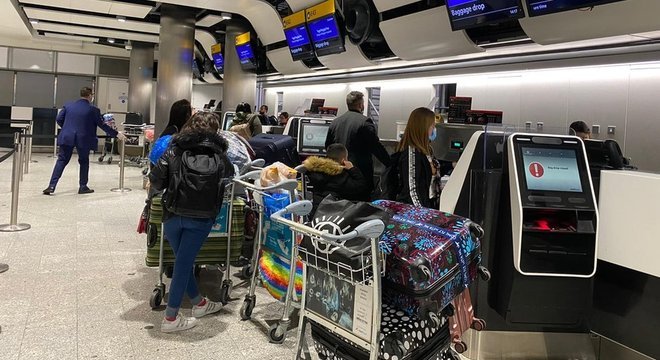 Brasileiros esperam para fazer check-in em aeroporto