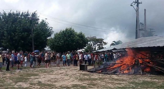 Brasileiros fizeram protestos e até queimaram objetos de venezuelanos