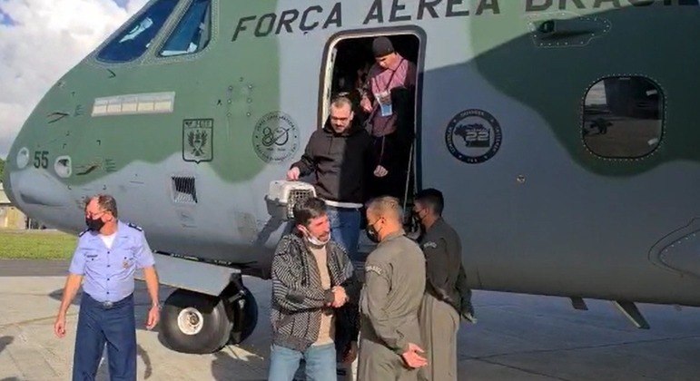 Brasileiros que estavam na Ucrânia chegam ao Recife em avião da FAB