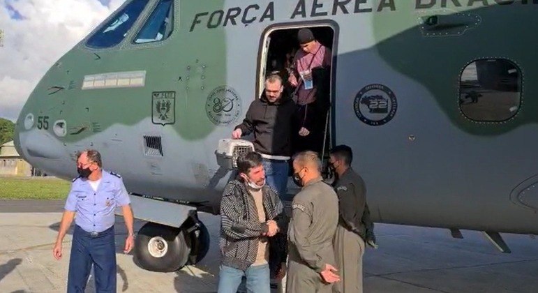Brasileiros que estavam na Ucrânia chegam a Recife em avião da FAB
