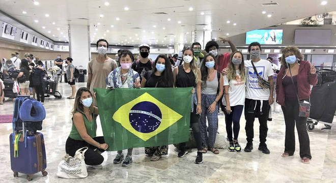 Grupo de brasileiros que estava em Manila, nas Filipinas, e foi repatriado