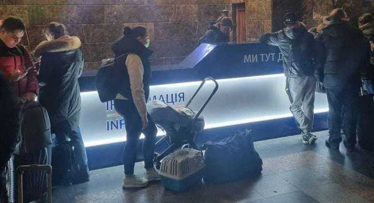 Brasileiros deixam a capital da Ucrânia de trem, com auxílio da embaixada em Kiev