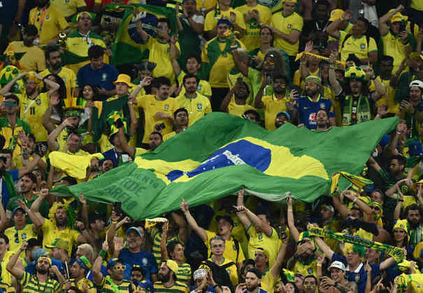 Brasileiros vibram no estádio 974.