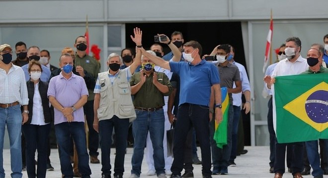 Jair Bolsonaro acenou para apoiadores durante ato em Brasília 