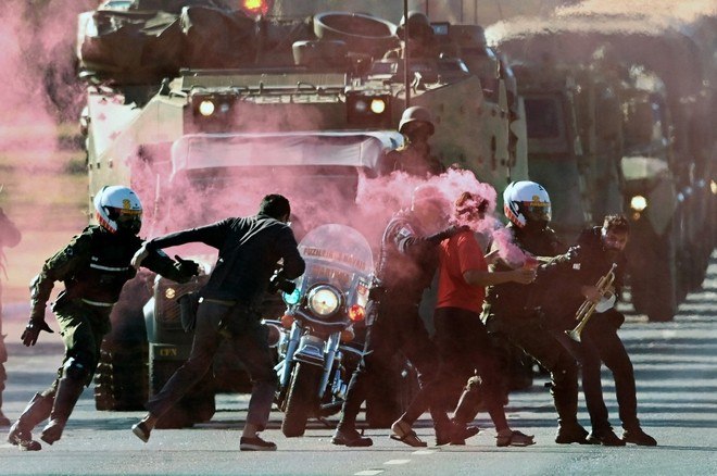 Manifestante é detido durante desfile de tanques em ...