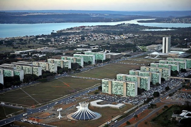 Brasília (Capital do Brasil) - Apelido: BSB. População: 3 milhões  