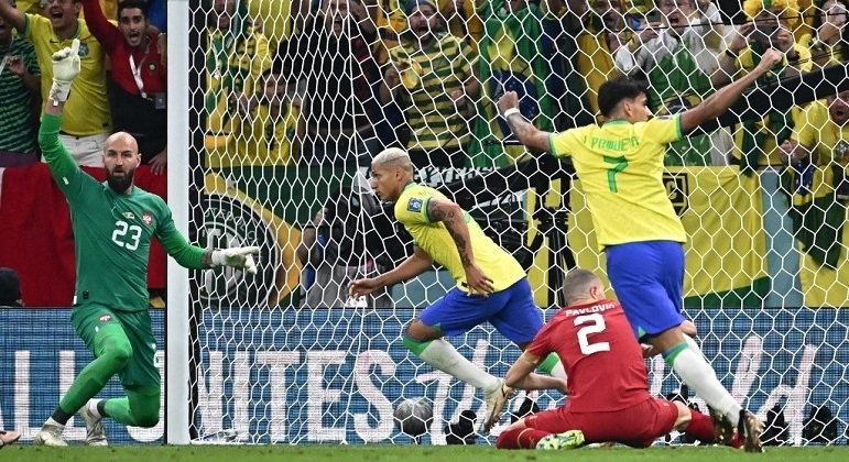 Richarlison fez os dois gols do jogo entre Brasil e Srvia