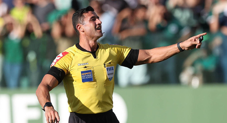 Braulio da Silva Machado confirmou o gol irregular do Goiás. Não quis verificar no VAR