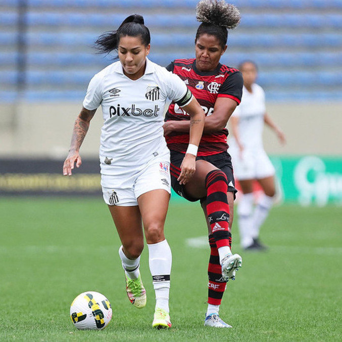 Santista Brena conduz bola em duelo com o Flamengo: empate insuficiente