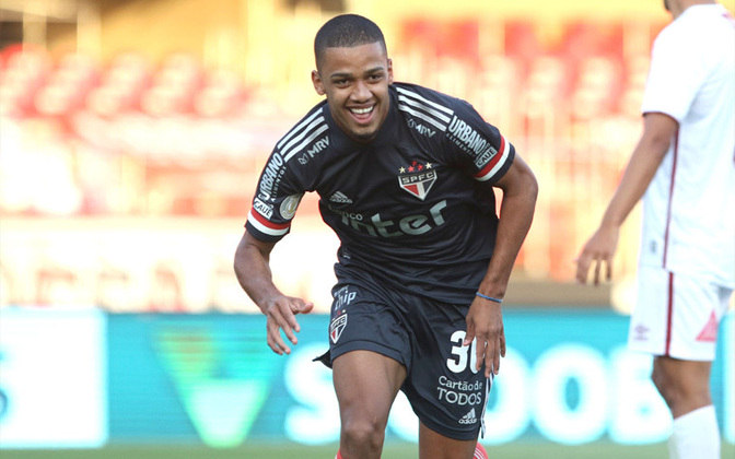 Brenner começou a temporada como reserva e com poucos minutos em campo, porém começou a fazer gols importantes para o São Paulo. Até aqui, são 17 gols na temporada.