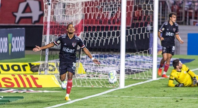 Brenner Marca Dois Sao Paulo Bate O Atletico Go E Da Sobrevida A Diniz Esportes R7 Futebol