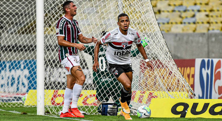 Flamengo empata com Fluminense e perde chance de colar nos líderes