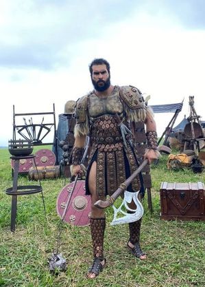 "Tenho 1,98m de altura", revela o ator Brenno Pavarini