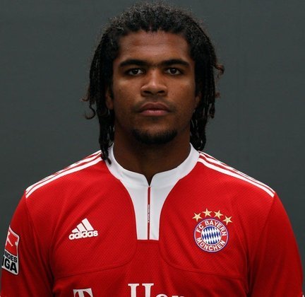 BrenoEm 2011, também no auge da carreira, quando atuava pelo Bayern de Munique, o zagueiro Breno foi preso por incendiar a própria residência. Após quase três anos detido, além de um longo período em regime semiaberto, Breno foi solto e retornou ao Brasil. O último clube que defendeu foi o Vasco da Gama, em 2021