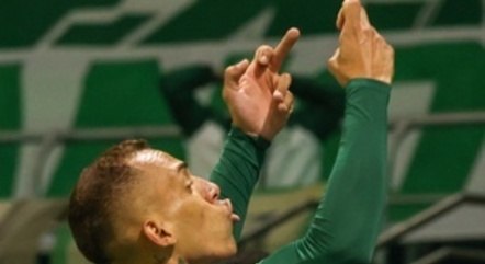 Breno Lopes comemorou o gol da vitória com gestos obscenos direcionados aos torcedores