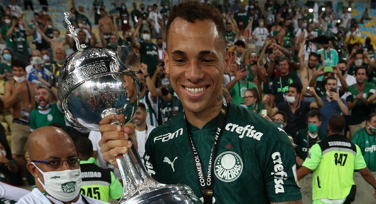 Breno Lopes, atacante do Palmeiras, com o troféu da Libertadores