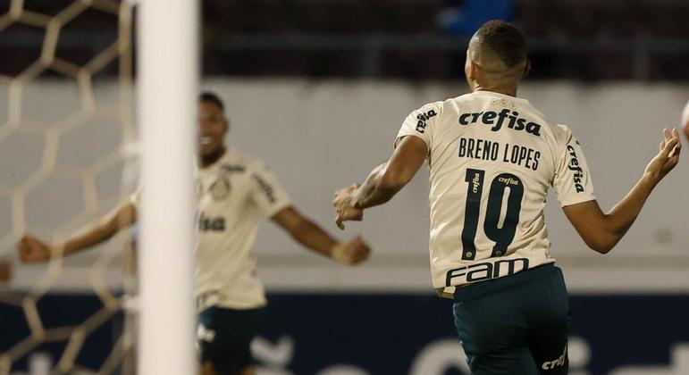Atacante Breno Lopes comemora seu primeiro gol na temporada, contra a Ferroviária