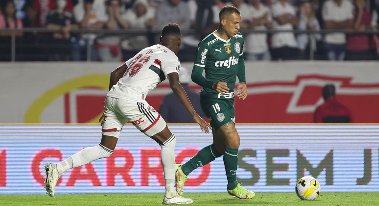 Breno Lopes toca a bola antes do desarme de Léo na derrota do Palmeiras para o São Paulo