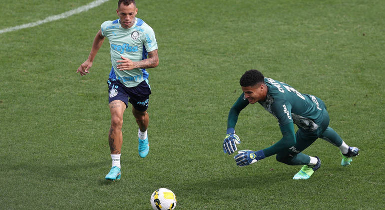 Breno Lopes disputa a bola com o goleiro Mateus em reapresentação do Palmeiras 