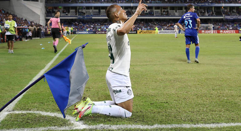 Breno Lopes comemora gol anotado diante do Emelec em vitória do Palmeiras na Libertadores