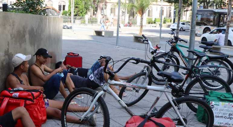 Trabalhadores de aplicativo durante uma pausa para descanso no metrô Santa Cruz, em São Paulo