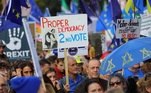 London (United Kingdom), 19/10/2019.- People attend the 'Together for the Final Say' march against Brexit in London, Britain, 19 October 2019. Hundreds of thousands of people are taking part in the protest march calling for a referendum on the final Brexit deal on 'Super Saturday', as members of parliament sit in the House of Commons in London to debate and vote on Prime Minister Boris Johnson's final Brexit deal. (Protestas, Reino Unido, Estados Unidos, Londres) EFE/EPA/VICKIE FLORES
