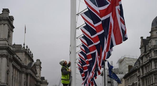 Bandeiras do Reino Unido são hasteadas na praça do Parlamento, em Londres