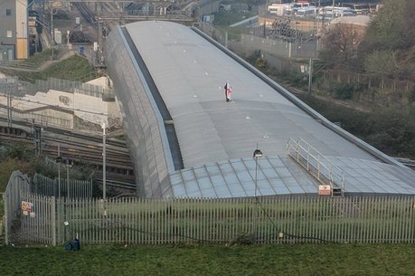 Homem passou noite em cima de estação de trem