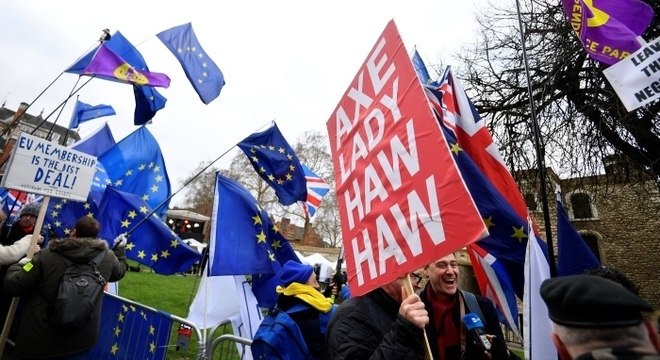 Resultado pode forçar May a adiar a saída do Reino Unido da União Europeia
Resultado pode forçar May a adiar a saída do Reino Unido da União Europeia